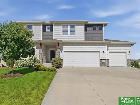 11036 Cove Hollow Cir, Papillion, NE 68046