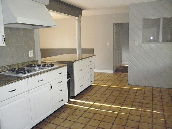 3rd image of 2136 Newport Rd