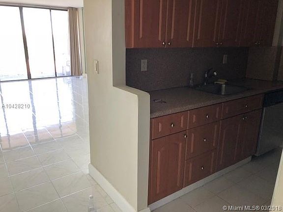 5th image of 2450 NE 135th St APT 606