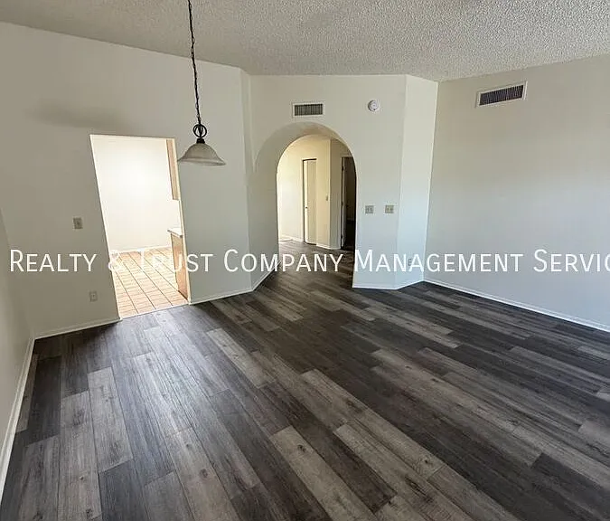 709 W Millbrook Ln — Photo 12