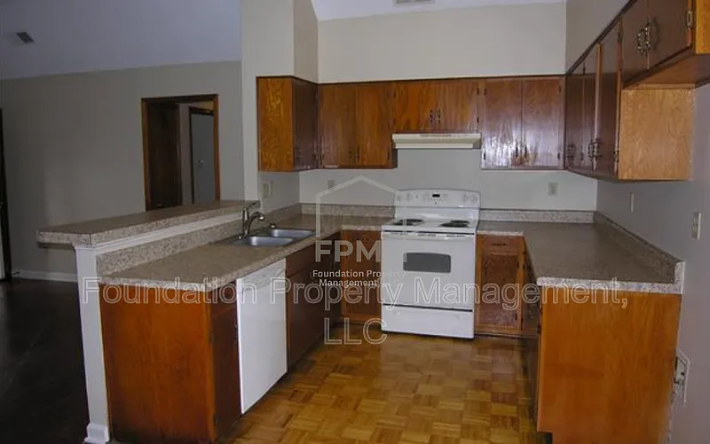 3 bed, 2.0 bath, 1208 sqft, $945 — Photo 3