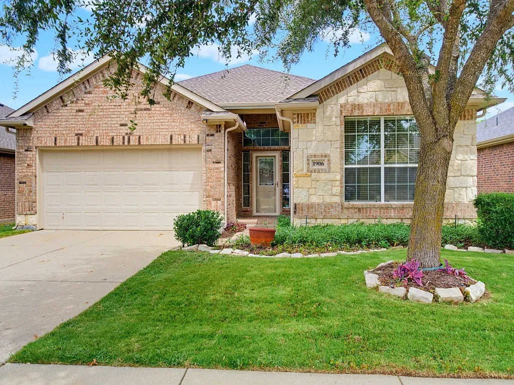 3 bed, 1948 sqft, $2,175 — Photo 1