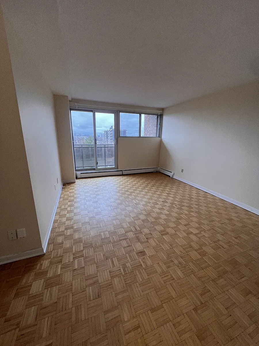 Building Photo - 345 Laurier Ave E #805