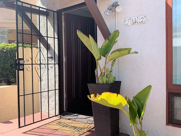 732-734 Zanzibar Ct — Photo 1