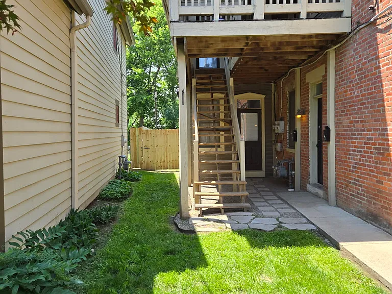 889 S Front St — Photo 2