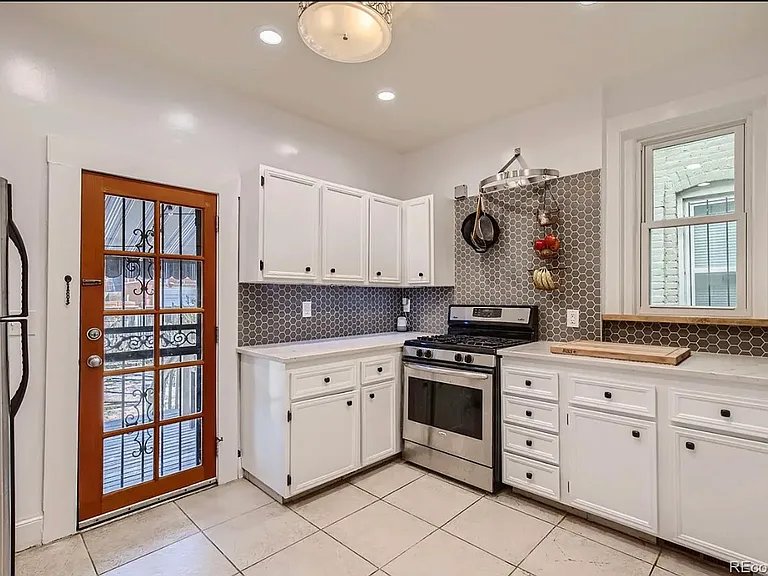 1112 N Corona St — Photo 5