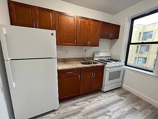 4th image of 1200 College Ave #5D
