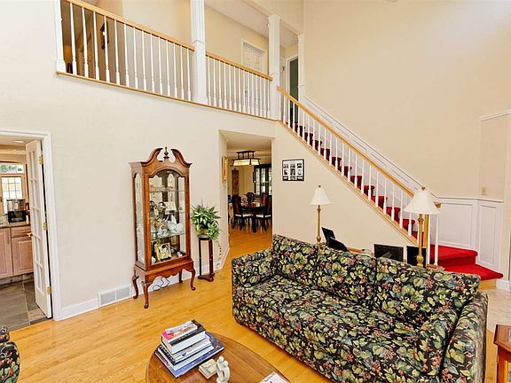 4th image of 330 Highgate Dr