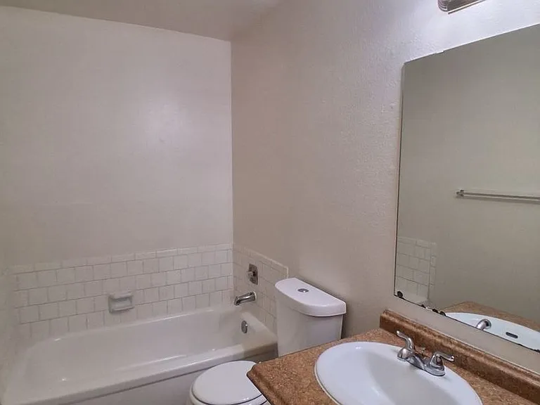 3037 W Pontiac — Photo 16