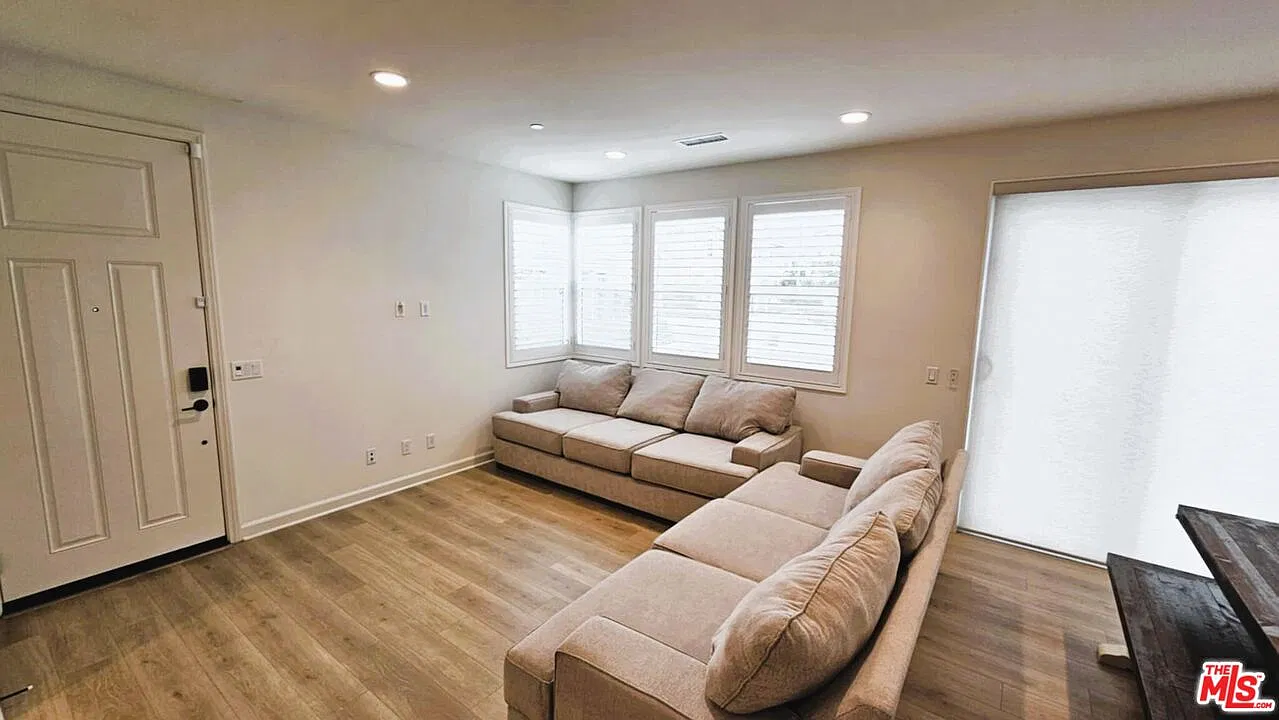 4 bed, 2.5 bath, 1520 sqft, $3,550 — Photo 3