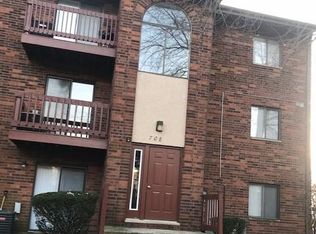 712 Inland Cir APT 102, Naperville, IL 60563