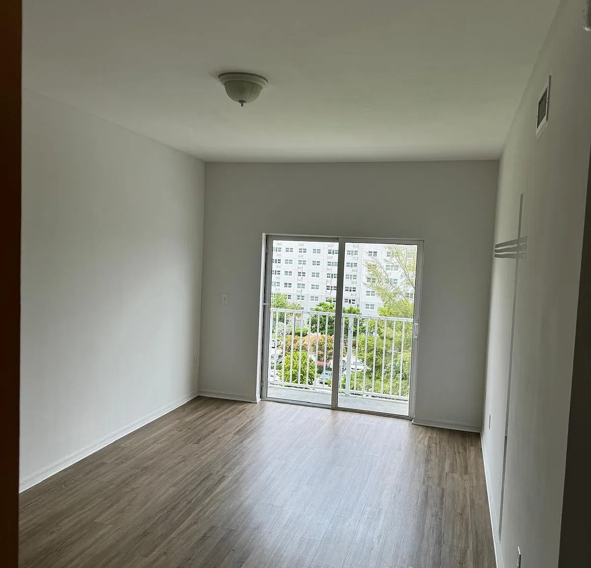 2 bed, 800 sqft, $2,100 — Photo 2