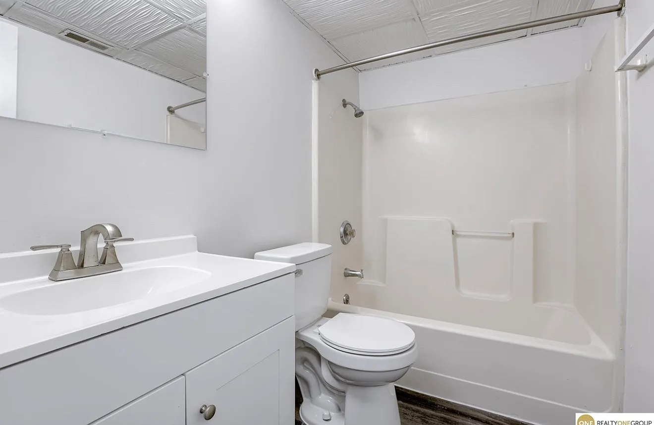 3 bed, 1.5 bath, 1800 sqft, $1,300 — Photo 1