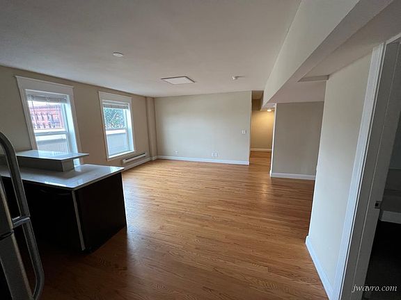 4th image of 1000 Powell St #11
