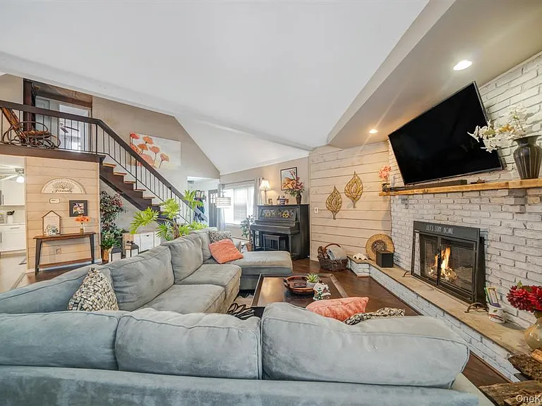 6 Howe Ct — Photo 3