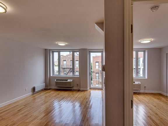 5th image of 2625 28th St APT 3E