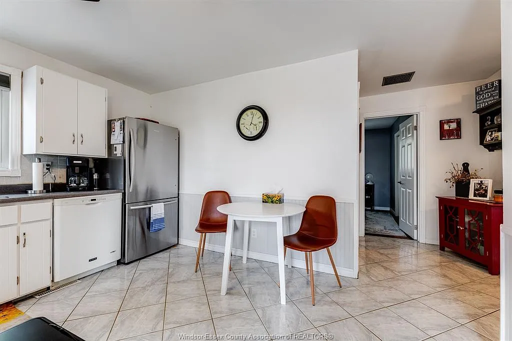 3 bed, $2,500 — Photo 2