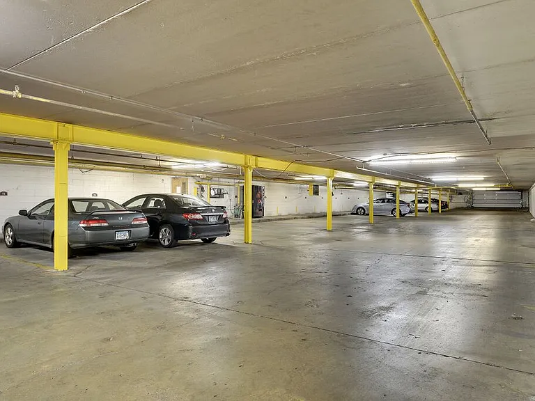 Uptown Plaza — Photo 33