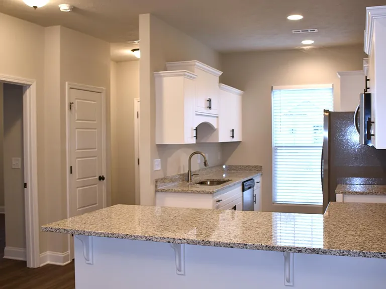 560 Hardy Point — Photo 3