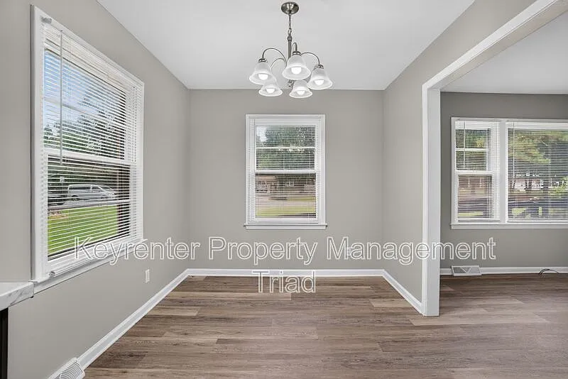 3 bed, 1.0 bath, 1025 sqft, $1,650 — Photo 4