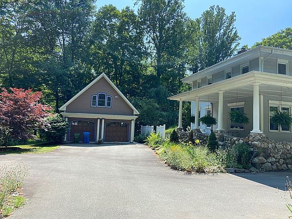 Detached garage 