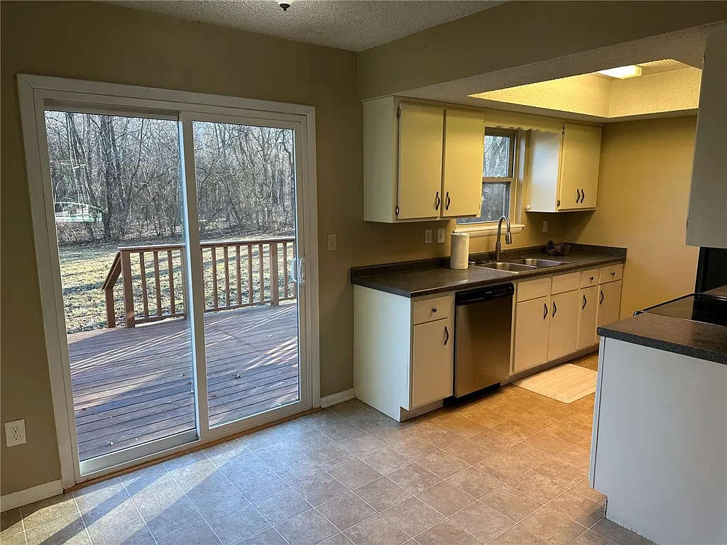 3 bed, 1.5 bath, 1008 sqft, $1,400 — Photo 3