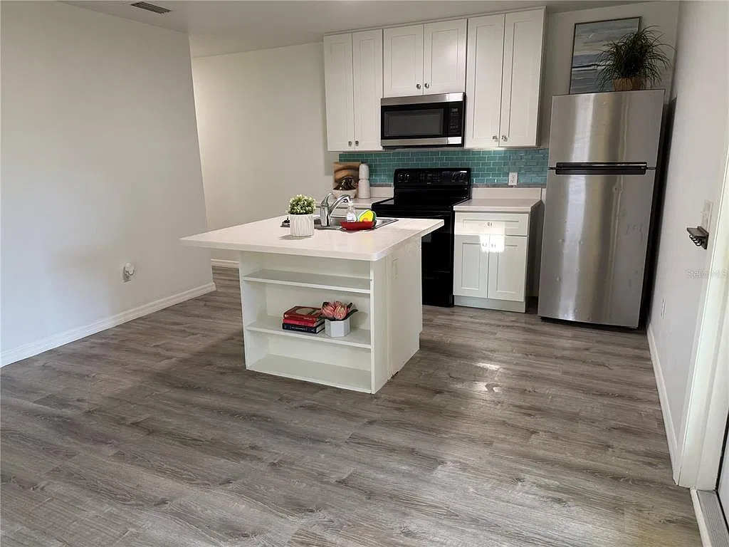 2 bed, 2.0 bath, 768 sqft, $1,650 — Photo 2