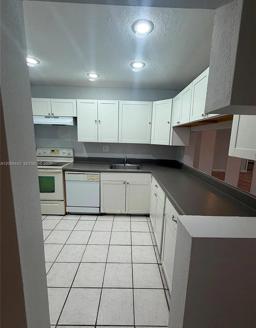Versailles Gardens Condo — Photo 3