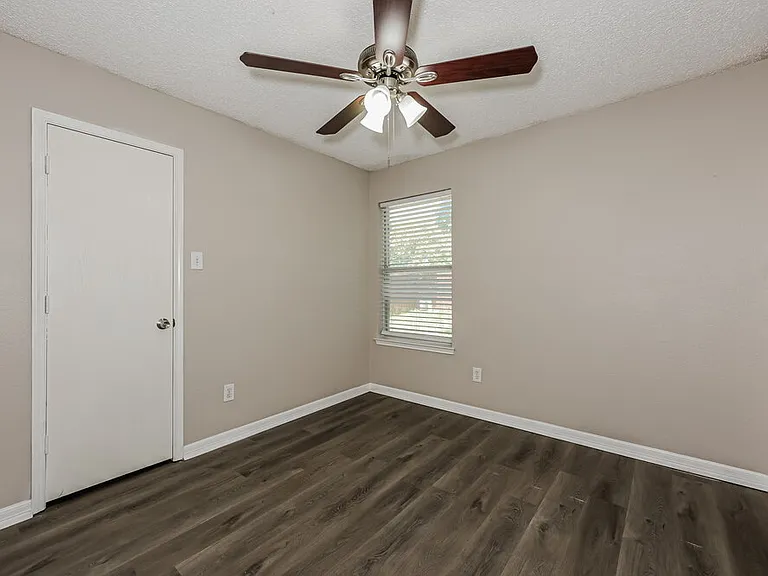 621 Hollyberry Dr — Photo 14