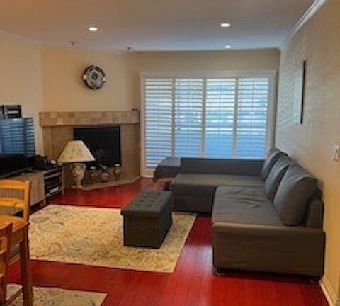 2nd image of 5510 Owensmouth Ave APT 112