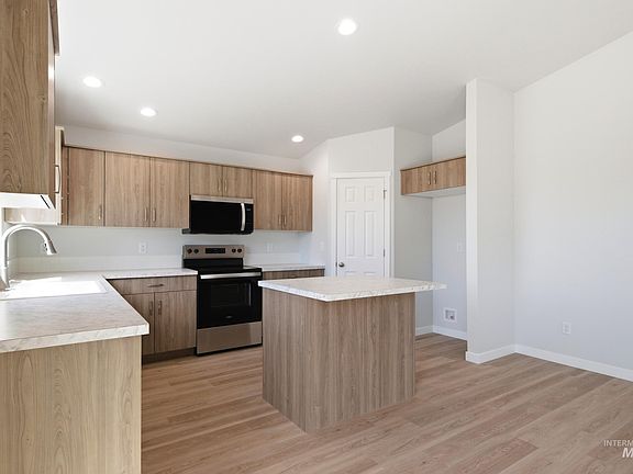 3rd image of 493 Waverly Ave