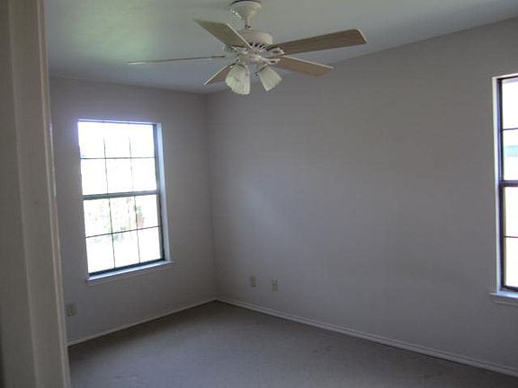 4th image of 406 W 1st St