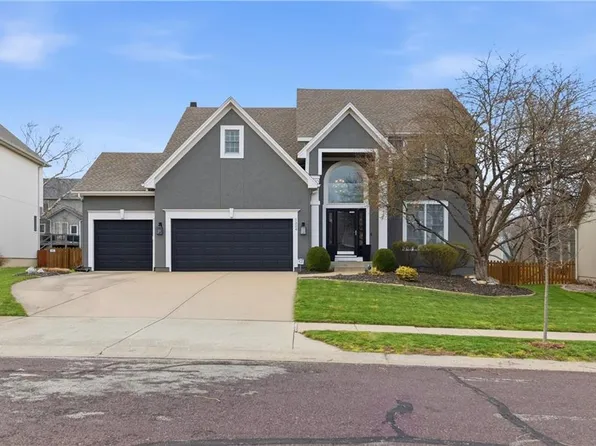 5324 W 160th St, Overland Park, KS 66085
