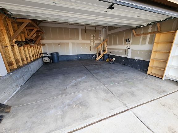 2 CAR GARAGE