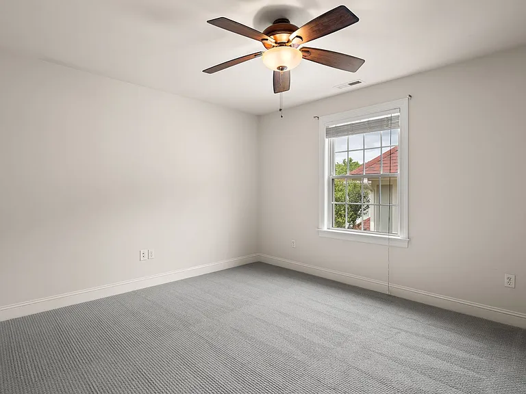 8 Trafalgar Cir — Photo 23