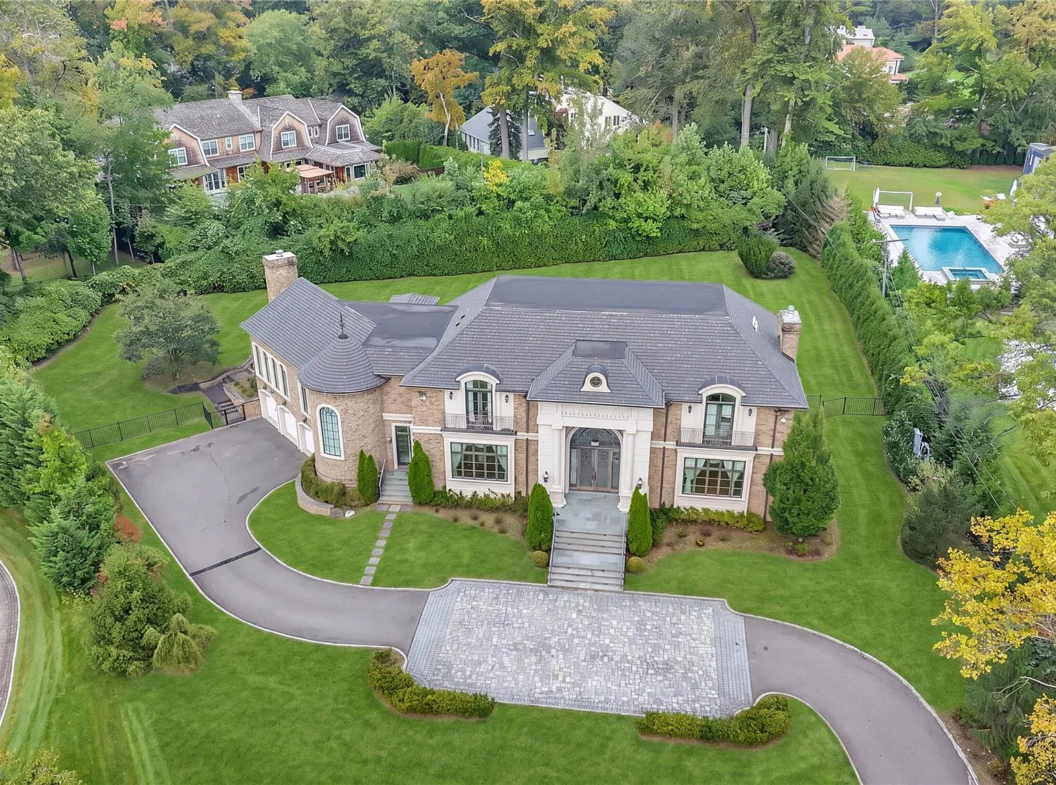 6 bed, 6.5 bath, 8059 sqft, $40,000 — Photo 3
