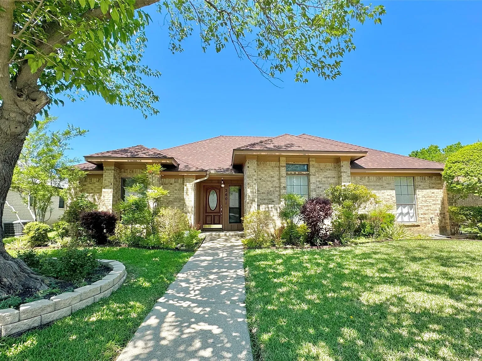 4 bed, 1964 sqft, $2,950 — Photo 1