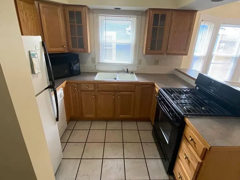 4934 Broadway St — Photo 4