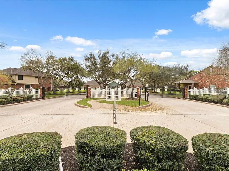 3505 Parkside Dr — Photo 30