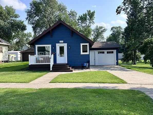 319 1st Ave S, New Rockford, ND 58356