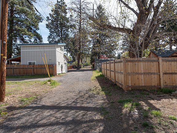 4th image of 642 NE Seward Ave