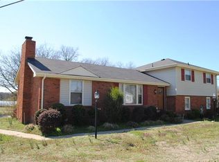 135 Lake Point Dr, Gallatin, TN 37066