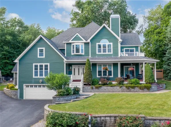 2 Medinah Dr, West Warwick, RI 02893