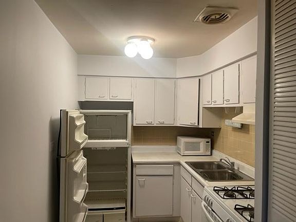 3rd image of 5306 N Cumberland Ave APT 202