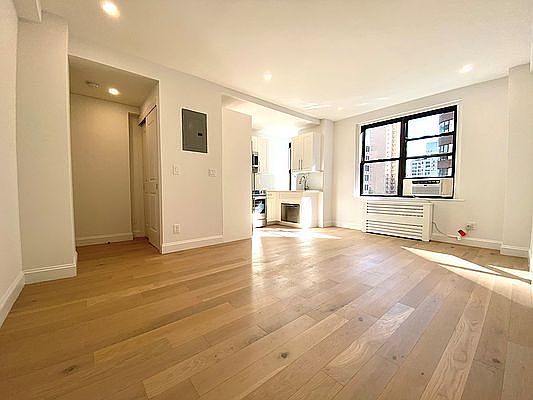 1st image of 160 E 48th St #5OO