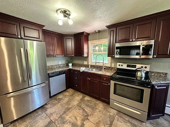 4th image of 170 Treetop Ave
