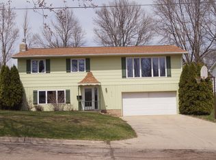 310 Pinecrest Ct SW, Pine Island, MN 55963