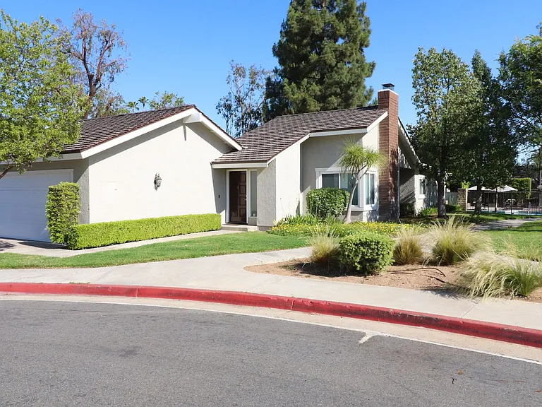 1050 Pacifica Dr — Photo 2