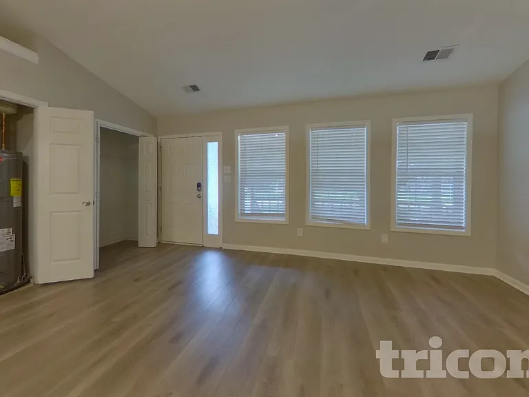 726 Westbury Dr — Photo 4