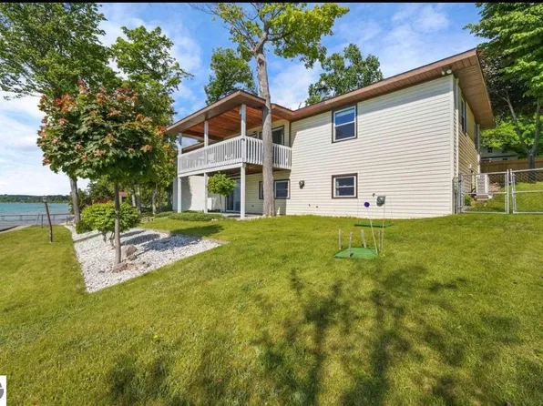 9412 Center Rd, Traverse City, MI 49686